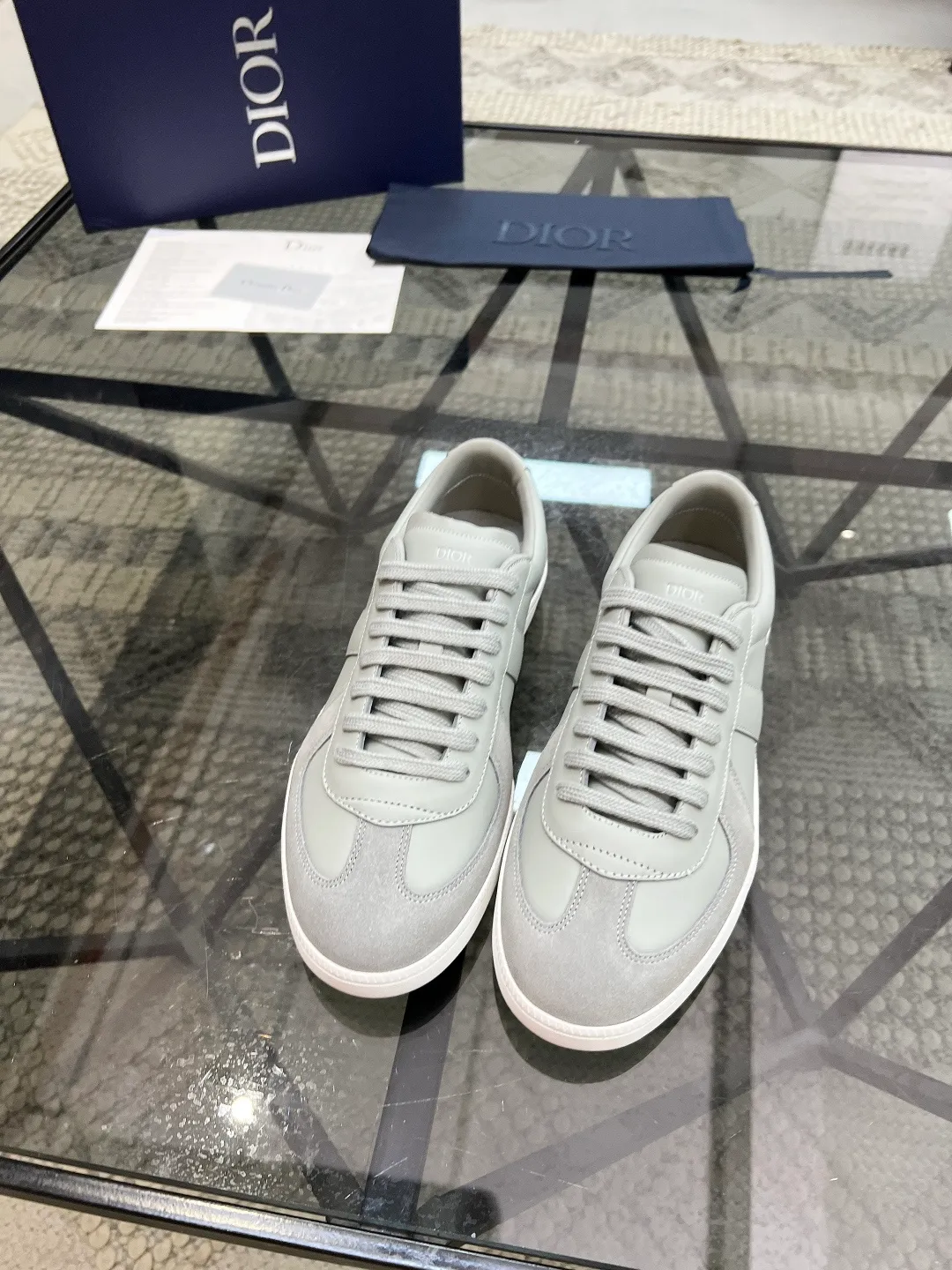 Factory price: 400💰🔍Top purchasing agent🇮🇹 Dior's super popular sneakers are available at the new counter simultaneously. The uppers are made from Italian original imported cowhide with cloth fabrics. The logo graphics are perfectly reproduced with complex craftsmanship that is necessary for fashionistas. Imported soft water-dyed cow lining and cowhide feet Sole: The original sole is specially provided by the original factory, the exclusive movable molded sole is super comfortable, the original factory follows the order, 🔍🔍high quality, you can enter and exit the counter at will, welcome to compare, the code number is 39-44 (order 38 45)